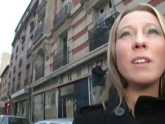 Facet chodzi po różnych babom i oferuje im loda za pieniądze