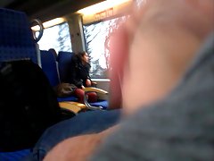 Smukłe pani oferują sługi lizać nogi szorstka językiem