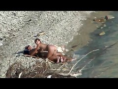 Blondyn sekcja dziewczynę na trawniku i wsadził ją na penisa
