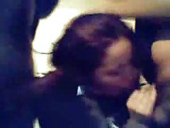 Młoda brunetka i jej przystojny zorganizowali seks i anal na kanapie