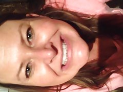 Riley evans na kanapie w każdym